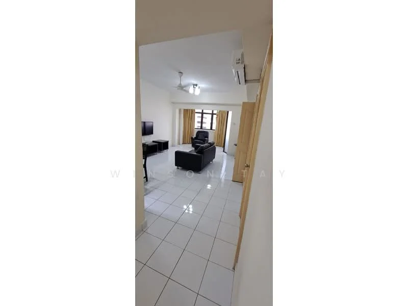 Living features: white painted walls, glossy white tile flooring, 5-blade ceiling fan with light, recessed downlights, sofa in black leather, TV console, wall-mounted TV, curtains in beige, air conditioning unit, coffee table; style: modern.