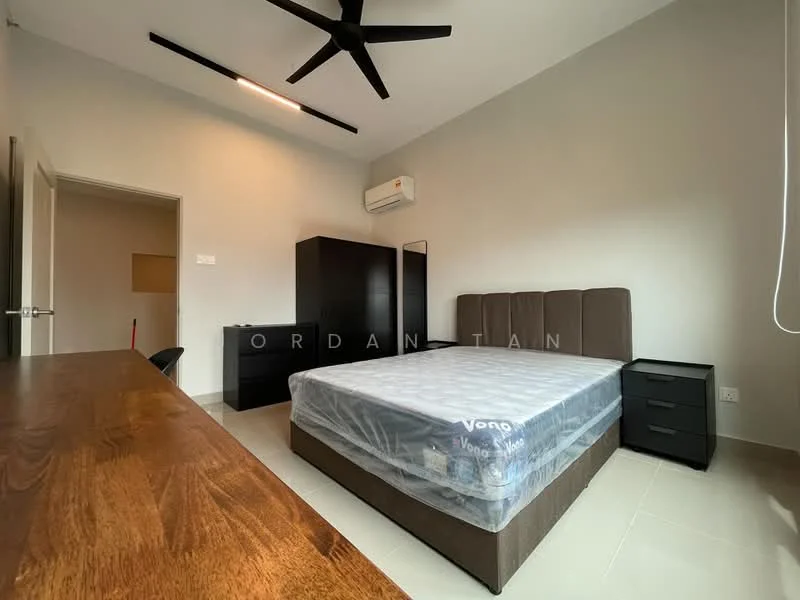 Bedroom features: king-size bed with upholstered headboard, 2 bedside tables in black, black dresser, wooden study desk, 5-blade ceiling fan, wall-mounted air conditioning unit, light-colored painted walls, tile flooring; style: modern.