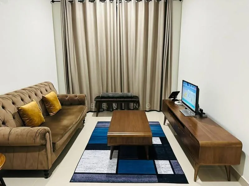 Living features: 3-seater tufted fabric sofa in beige, 2 yellow accent cushions, wooden coffee table, TV console, wall-mounted TV, area rug with geometric pattern, floor-to-ceiling curtains in beige, light-colored walls, laminate flooring; style: modern.