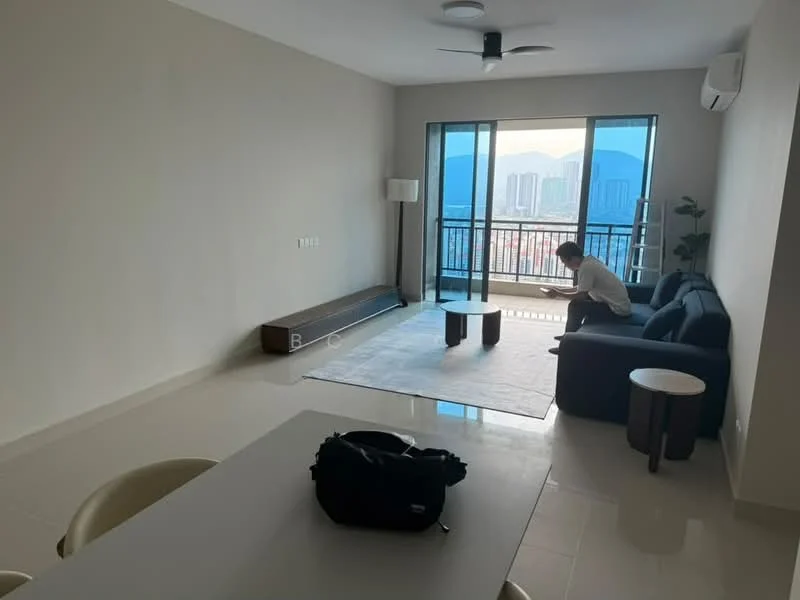 Living features: 3-seater fabric sofa in navy blue, coffee table, area rug, floor-to-ceiling windows, city view, ceiling fan, wall-mounted air conditioning unit, light-colored walls, light-colored tile flooring, decorative floor lamp, wooden bench, small side table; style: modern; view: city.