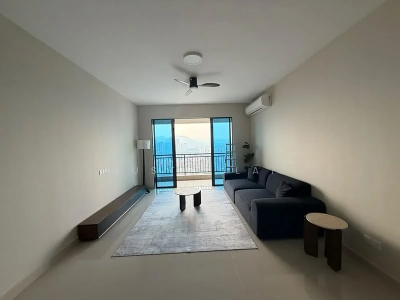 Living features: 3-seater fabric sofa in navy blue, round coffee table, area rug with neutral tones, floor-to-ceiling windows, sliding glass door, ceiling fan, wall-mounted air conditioning unit, light-colored walls, light-colored flooring, decorative floor lamp; style: modern; view: city.