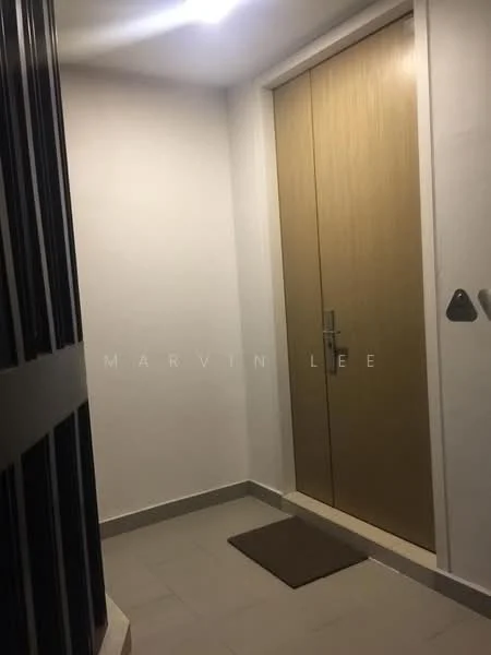 Room features: white painted walls, light grey floor tiles, wooden door with metallic handle, mat at entrance, ceiling light fixture; style: modern.