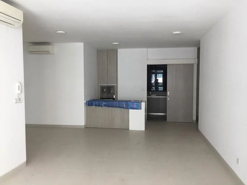 Living features: white painted walls, light-colored tile flooring, recessed downlights, 1 wall-mounted split AC, open kitchen layout, kitchen island with countertop, door leading to outside, large window for natural light; style: modern.