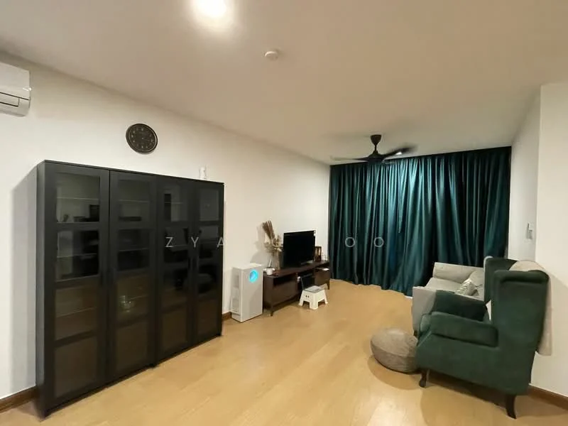 Living features: wooden flooring, white painted walls, 5-blade ceiling fan, wall-mounted air conditioning unit, black glass display cabinet, flat-screen TV, green velvet armchair, light grey sofa, dark green curtains, round pouf; style: modern.