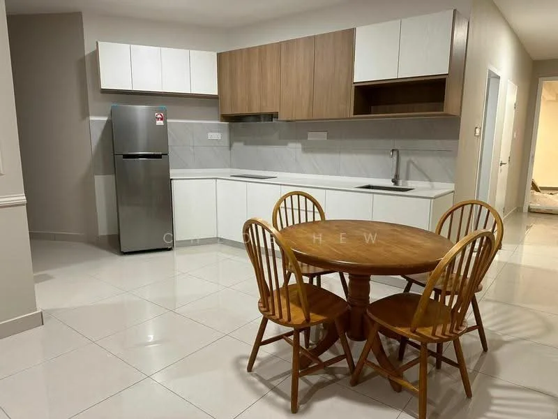 Kitchen features: white upper cabinets, wood lower cabinets, stainless-steel fridge, double-bowl stainless-steel sink, chrome pull-down faucet, white marble backsplash, white tiled flooring, round wooden dining table, 4 wooden dining chairs, wall-mounted cabinets, countertop space, open layout, recessed lighting; style: modern.