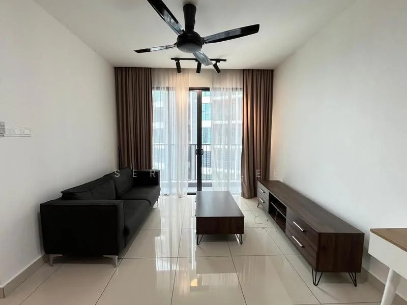 Living features: 3-seater fabric sofa in black, coffee table with wooden surface, TV console with drawers, floor-to-ceiling windows, sheer curtains, dark wood flooring, ceiling fan with 5 blades, recessed downlights, white painted walls; style: modern.