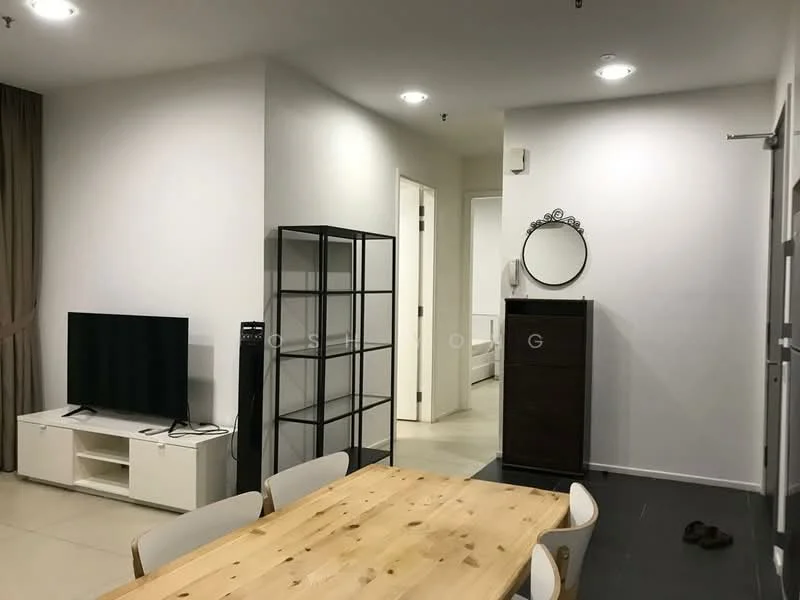Living features: white painted walls, grey tile flooring, 5-blade ceiling fan with light, wall-mounted TV, TV console in white, dining table with wooden surface, 6 white dining chairs, black metal shelving unit, decorative mirror, doorway leading to another room; style: modern.