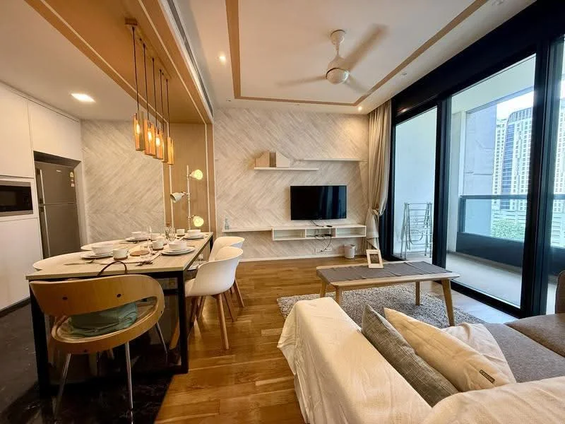 Living features: wooden flooring, white painted walls, recessed downlights, 5-blade ceiling fan with light, sofa in light fabric, coffee table, TV console, wall-mounted TV, decorative shelving, area rug with geometric pattern, dining table with 6 chairs, floor-to-ceiling windows, city view; style: modern; view: city.
