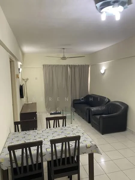 Living features: white painted walls, ceramic tile flooring, 5-blade ceiling fan with light, sofa in black leather, glass coffee table, TV console, wall-mounted TV, dining table with floral tablecloth, 4 dining chairs, curtains, wall sconces; style: modern.
