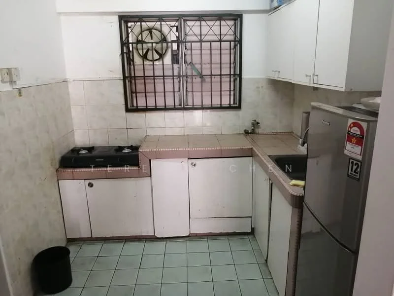 Kitchen features: white cabinetry, grey tiled backsplash, laminate countertop, double-bowl stainless-steel sink, chrome faucet, 4-burner gas hob, stainless-steel fridge, floor tiles in light green, window with security bars, wall-mounted exhaust fan, waste bin.