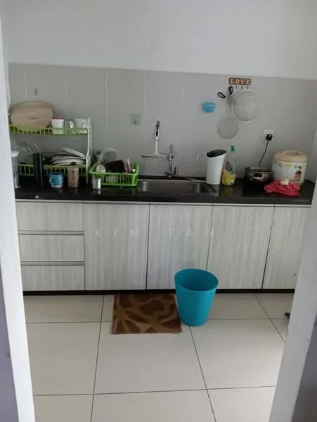 Kitchen features: single-bowl stainless-steel sink, chrome pull-down faucet, black countertop, light wood cabinetry, white tiled backsplash, white tiled walls, ceramic tile flooring, green dish rack, plastic storage containers, blue plastic bucket, area rug with animal print; style: modern.
