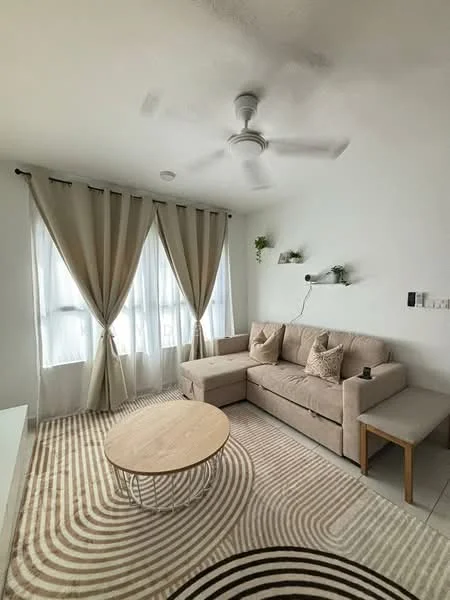 Living features: 3-seater fabric sofa in beige, coffee table with round top, area rug with geometric pattern, 5-blade ceiling fan, floor-to-ceiling windows, sheer curtains, wall-mounted shelf, decorative plants on shelf, light-colored walls, tile flooring; style: modern.