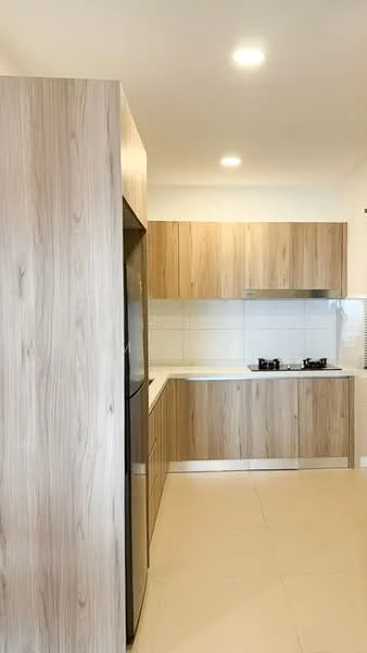 Kitchen features: laminate cabinetry with wood finish, white tiled backsplash, stainless-steel sink, 2-burner gas hob, built-in refrigerator, light-colored countertop, recessed downlights, cream-colored floor tiles; style: modern.