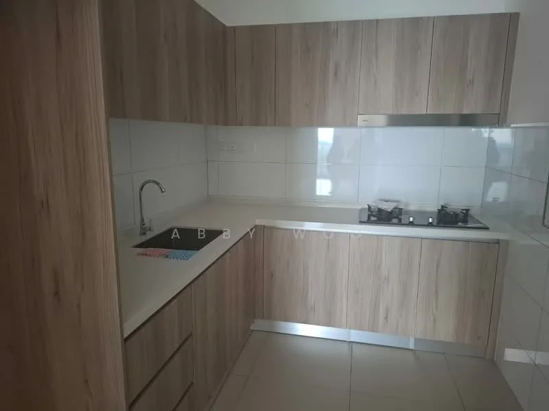 Kitchen features: laminate cabinetry in light wood finish, white quartz countertop, single-bowl stainless-steel sink, chrome pull-down faucet, 4-burner gas hob, built-in stainless-steel range hood, white tiled backsplash, ceramic tile flooring; style: modern.