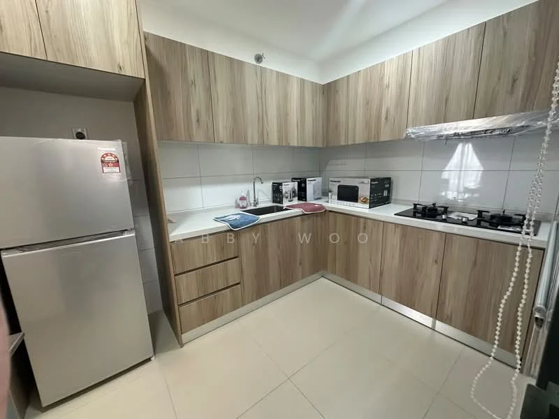 Kitchen features: light wood cabinetry, stainless-steel fridge, built-in microwave, freestanding range oven, 4-burner gas hob, stainless-steel range hood, white tiled backsplash, single-bowl stainless-steel sink, chrome pull-down faucet, ceramic tile flooring, recessed downlights; style: modern.