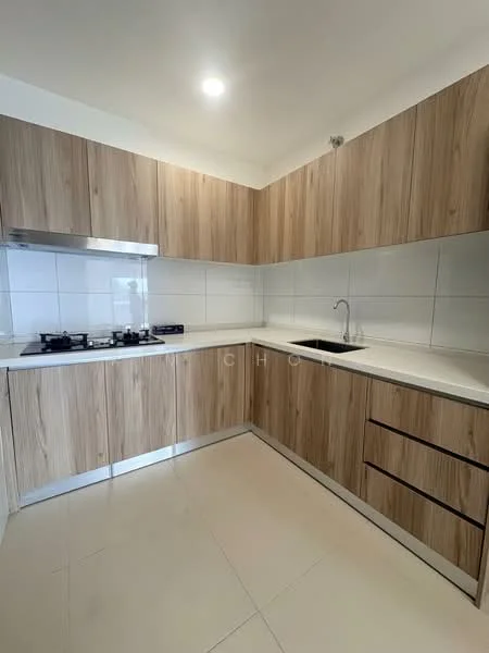 Kitchen features: laminate cabinetry in wood finish, white quartz countertop, stainless-steel sink, chrome pull-down faucet, built-in gas hob with 4 burners, stainless-steel range hood, white tiled backsplash, light-colored floor tiles, recessed downlights; style: modern.