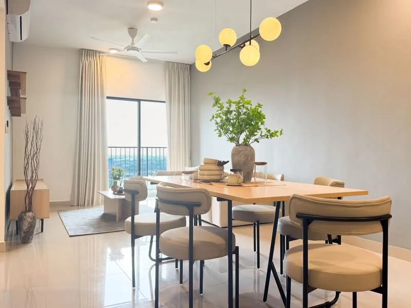Dining features: dining table with light wood finish, 4 upholstered dining chairs in cream, pendant light fixture with 4 round bulbs, floor-to-ceiling window with sheer curtains, grey accent wall, light-coloured flooring, decorative plant in vase, area rug under dining table, ceiling fan with light, wall-mounted shelf with decorative items; style: modern; view: city.
