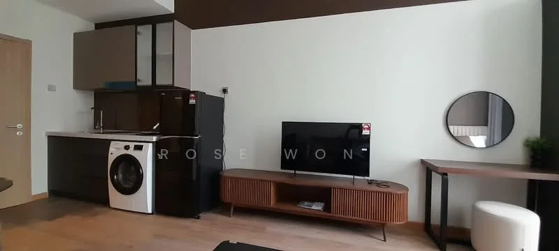 Living features: black refrigerator, built-in kitchen cabinets in dark wood, white washing machine, wooden TV console, wall-mounted TV, round mirror, wooden dining table, white stool, laminate flooring, light-colored walls, dark accent wall; style: modern.