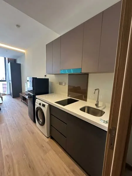 Kitchen features: single-bowl stainless-steel sink, chrome pull-down faucet, white quartz countertop, dark wood cabinetry, light brown laminate cabinetry, built-in oven, stainless-steel washing machine, black refrigerator, tile backsplash, wooden flooring, recessed downlights; style: modern.