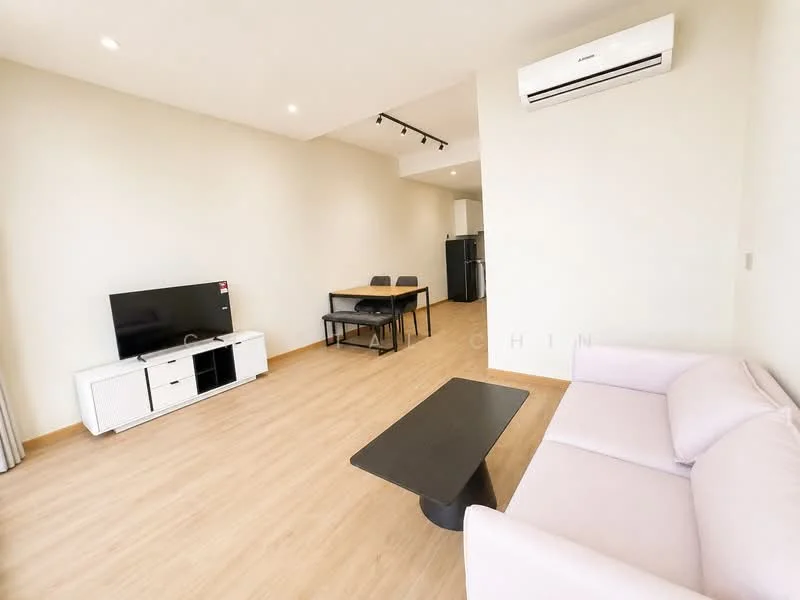 Living features: light wood laminate flooring, white painted walls, recessed downlights, 5-blade ceiling fan, wall-mounted TV, white TV console, black coffee table, light purple fabric sofa, dining table with 4 chairs, air conditioning unit; style: modern.