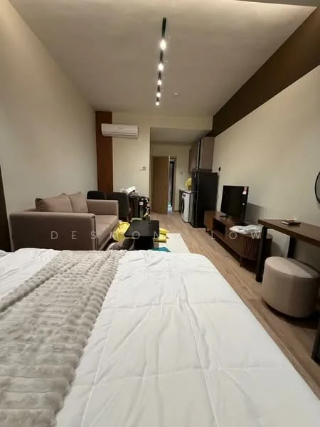 Room features: light wood flooring, white painted walls, recessed ceiling lights, 1 wall-mounted split AC, sofa in beige fabric, 2-seater fabric sofa, TV console, wall-mounted TV, small dining table, kitchenette with fridge, kitchen cabinets, countertop, decorative mirror; style: modern.