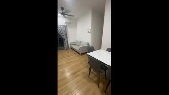 Living features: light wood flooring, 5-blade ceiling fan, sofa in light grey fabric, dining table with white surface, 4 grey dining chairs, curtains in light grey, wall-mounted air conditioning unit, floor-to-ceiling windows, open layout; style: modern.