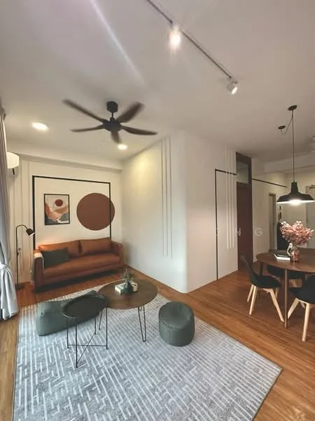 Living features: 3-seater fabric sofa in orange, round coffee table, area rug with geometric pattern, ceiling fan, pendant lamp, wall-mounted artwork, wooden flooring, dining table with 4 chairs, decorative vase with flowers, wall with vertical lines, floor-to-ceiling curtains; style: modern.