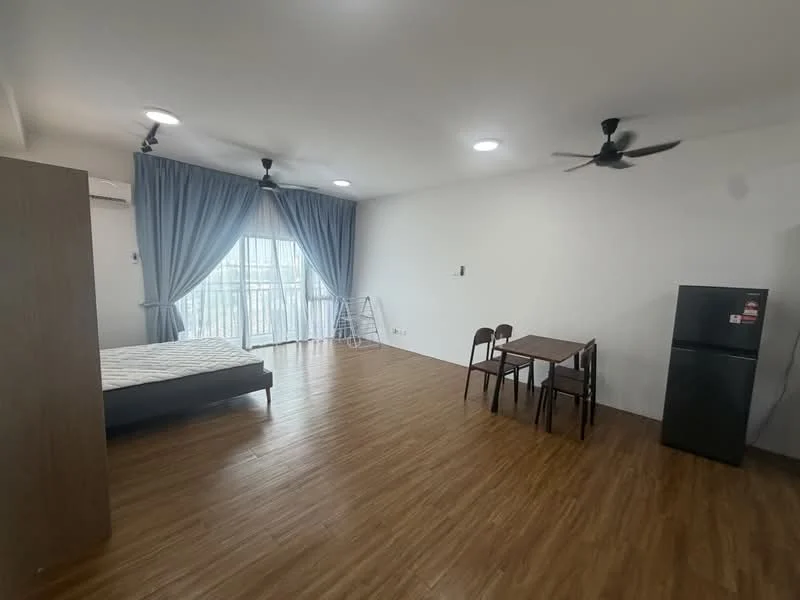 Living features: wooden flooring, white painted walls, 5-blade ceiling fan, floor-to-ceiling windows with sheer curtains, double bed with mattress, dining table with 4 chairs, black fridge, clothes drying rack; style: modern.