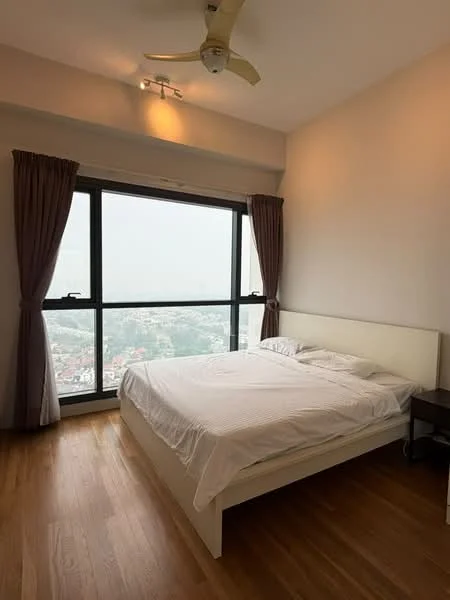 Bedroom features: king-size bed with white bedding, floor-to-ceiling windows, curtains in dark grey, wooden flooring, ceiling fan, nightstand, city view; style: modern; view: city.