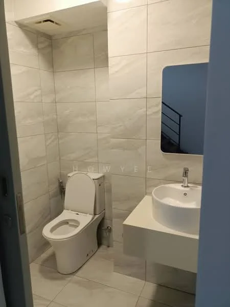 Bathroom features: white wall tiles, grey floor tiles, floating vanity with sink, round basin, chrome faucet, one-piece toilet, large mirror, recessed lighting, exposed plumbing, minimalist design; style: modern.