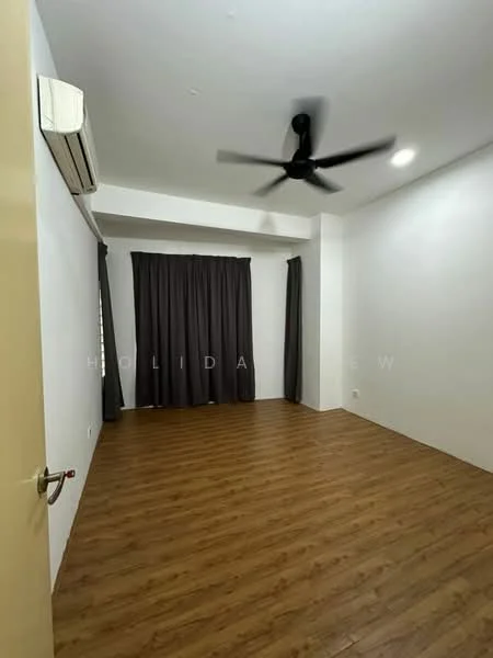 Room features: laminate wood flooring, white painted walls, 5-blade ceiling fan with light, window with curtains, wall-mounted split AC; style: modern.
