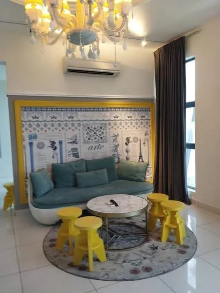 Living features: 3-seater fabric sofa in teal, round marble coffee table, 5 yellow stools, area rug with floral pattern, chandelier with multiple bulbs, wall-mounted split AC, floor-to-ceiling windows, curtains in dark grey, decorative wall with blue and white patterns; style: modern.
