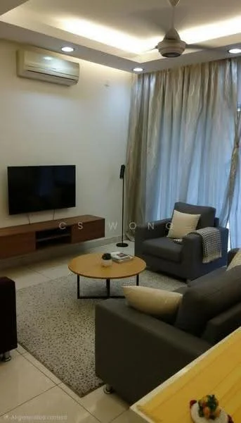 Living features: 3-seater fabric sofa in grey, 1 armchair in grey, coffee table with round top, area rug with geometric pattern, wall-mounted TV, TV console in wood, floor lamp, 5-blade ceiling fan with light, curtains in light fabric, wall-mounted split AC; style: modern.