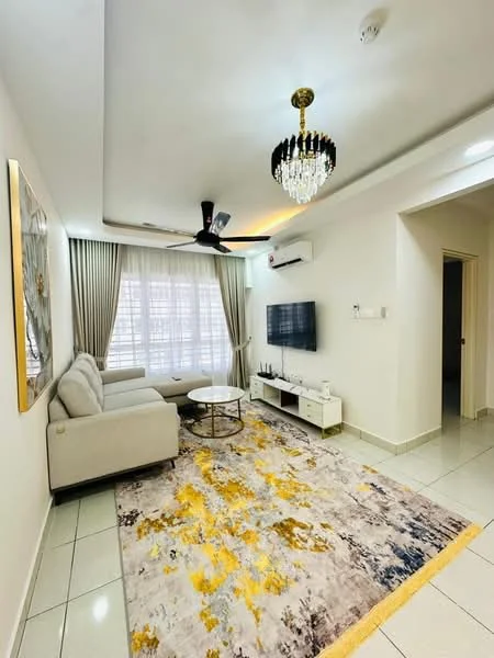 Living features: 3-seater fabric sofa in light grey, round coffee table with metal base, wall-mounted TV, white TV console, chandelier with crystals, 5-blade ceiling fan with light, large window with sheer curtains, decorative area rug with yellow and grey patterns, wall art with gold accents, tile flooring, air conditioning unit; style: modern.