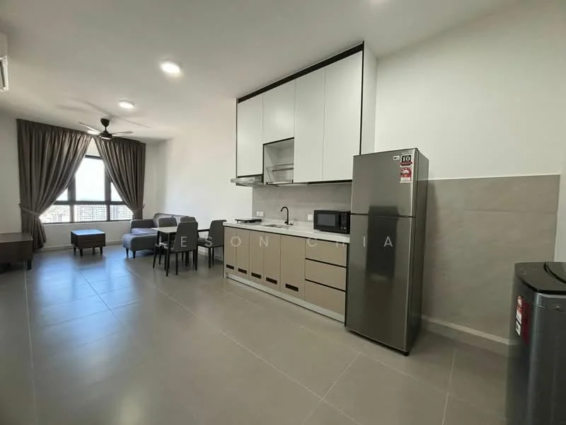Kitchen features: white upper cabinets, beige lower cabinets, stainless-steel fridge, built-in sink, chrome pull-down faucet, ceramic tile backsplash, grey countertop, 4-burner gas hob, exhaust hood, dining table with 4 chairs, 2-seater sofa, ceiling fan, floor-to-ceiling windows, curtains; style: modern; view: city.