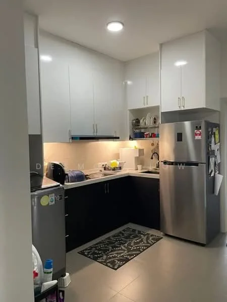 Kitchen features: white upper cabinets, black lower cabinets, stainless-steel refrigerator, built-in oven, ceramic cooktop, single-bowl stainless-steel sink, chrome pull-down faucet, white countertop, tile backsplash, recessed ceiling lights, grey floor tiles, area rug with geometric pattern; style: modern.