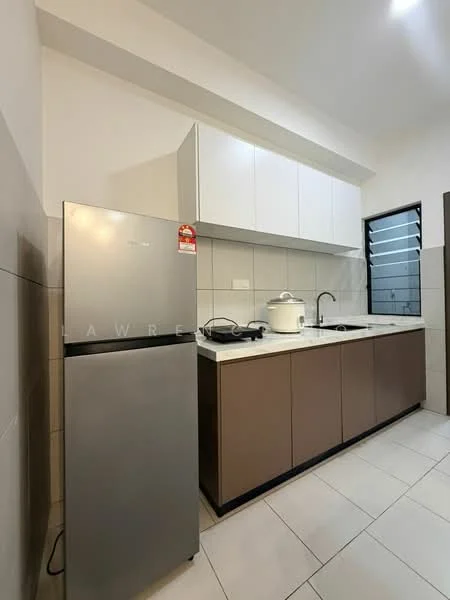 Kitchen features: stainless-steel fridge, white upper cabinets, brown lower cabinets, white countertop, double-bowl stainless-steel sink, chrome pull-down faucet, built-in gas hob, wall-mounted exhaust hood, ceramic tile flooring, grey tiled backsplash, window with horizontal blinds; style: modern.