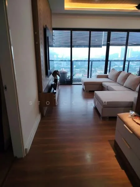 Living features: laminate flooring, floor-to-ceiling windows, sofa in light beige, TV console, wall-mounted TV, decorative wall paneling, recessed ceiling lights, city view; style: modern; view: city.