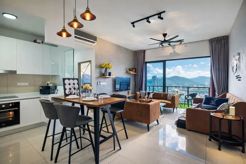 Living features: open-plan layout, floor-to-ceiling windows with city view, grey accent wall, sofa in brown leather, 2-seater fabric sofa in beige, wooden dining table with 4 chairs, pendant lighting above dining table, recessed downlights, ceiling fan with light, TV mounted on wall, decorative wall art, light-colored tile flooring, air conditioning unit; style: modern; view: city.