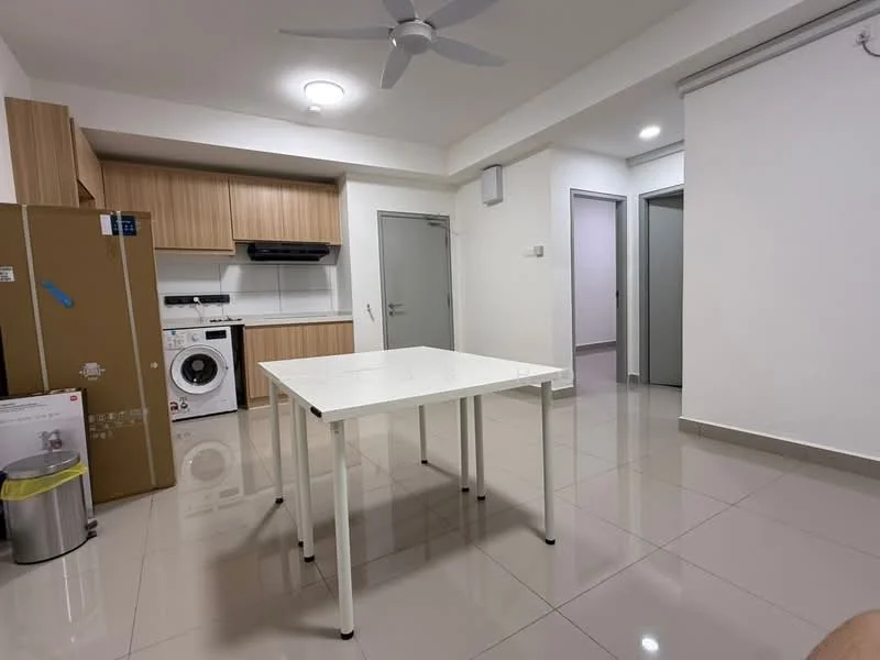 Kitchen features: white laminate cabinetry, stainless-steel fridge, built-in oven, 4-burner gas hob, exhaust hood, single-bowl stainless-steel sink, washing machine, white tiled backsplash, grey tiled flooring, ceiling light, 5-blade ceiling fan; style: modern. Dining features: white dining table, 4 white chairs, open layout, grey tiled flooring, ceiling light, 5-blade ceiling fan; style: modern. Laundry features: washing machine, grey tiled flooring. Room features: grey tiled flooring, white walls, door to hallway, door to bathroom.