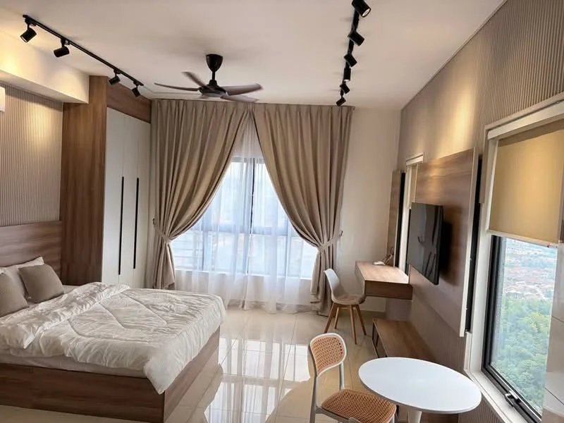 Bedroom features: king-size bed with upholstered headboard, white bedding, wooden bedside tables, 2 bedside lamps, 5-blade ceiling fan, recessed downlights, curtains in light beige, floor-to-ceiling windows, wooden desk, chair, round white table, wall-mounted TV, light grey accent wall, polished tile flooring; style: modern; view: city.