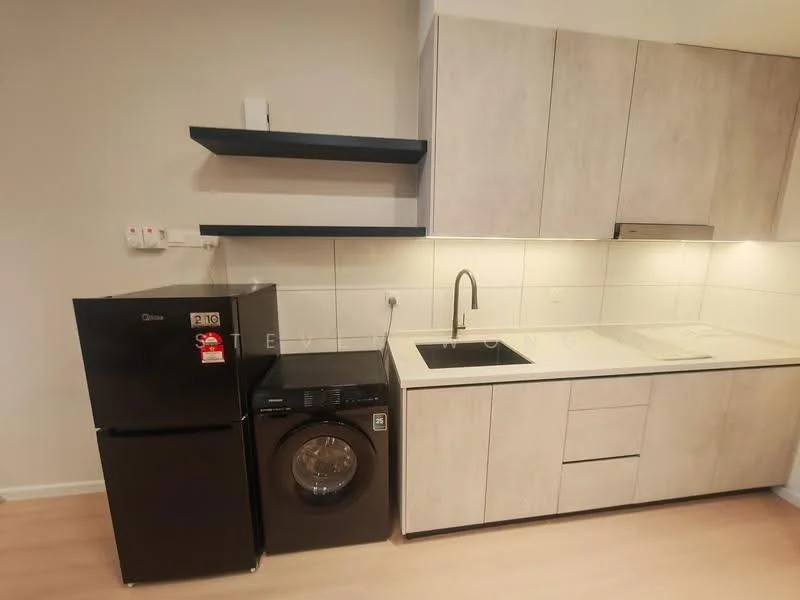 Kitchen features: white cabinets, black countertop, single-bowl stainless-steel sink, chrome pull-down faucet, built-in oven, fridge, front-load washing machine, open shelving, light-colored laminate flooring, recessed LED downlights; style: modern.