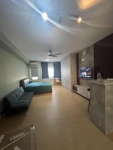 Living features: grey fabric sofa, queen-size bed with green bedding, wall-mounted TV, light wood flooring, ceiling fan with light, recessed downlights, large window with curtains, decorative wall paneling, glass coffee table, side table, built-in wardrobe; style: modern.
