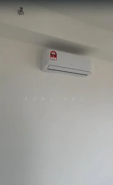 Room features: white painted walls, 1 wall-mounted split AC.