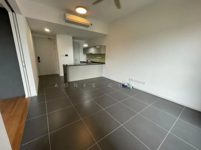 Living features: grey tiled flooring, white painted walls, ceiling fan, wall-mounted air conditioning unit, open kitchen layout, kitchen island with countertop, recessed lighting, large window with natural light; style: modern.