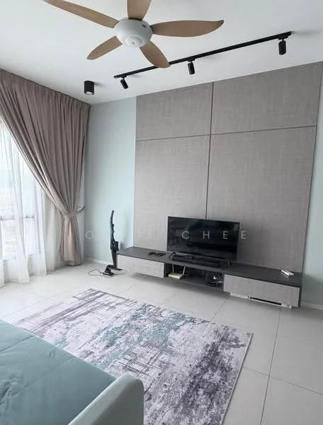 Living features: 5-blade ceiling fan with light, wall-mounted TV, TV console, grey feature wall, light-colored walls, large windows with sheer curtains, area rug with abstract pattern, tile flooring; style: modern.