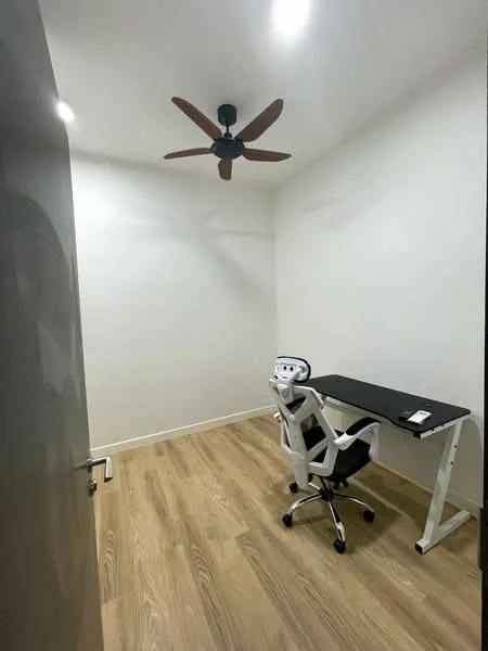 Study features: white painted walls, wooden flooring, 5-blade ceiling fan, desk with black surface, ergonomic office chair; style: modern.
