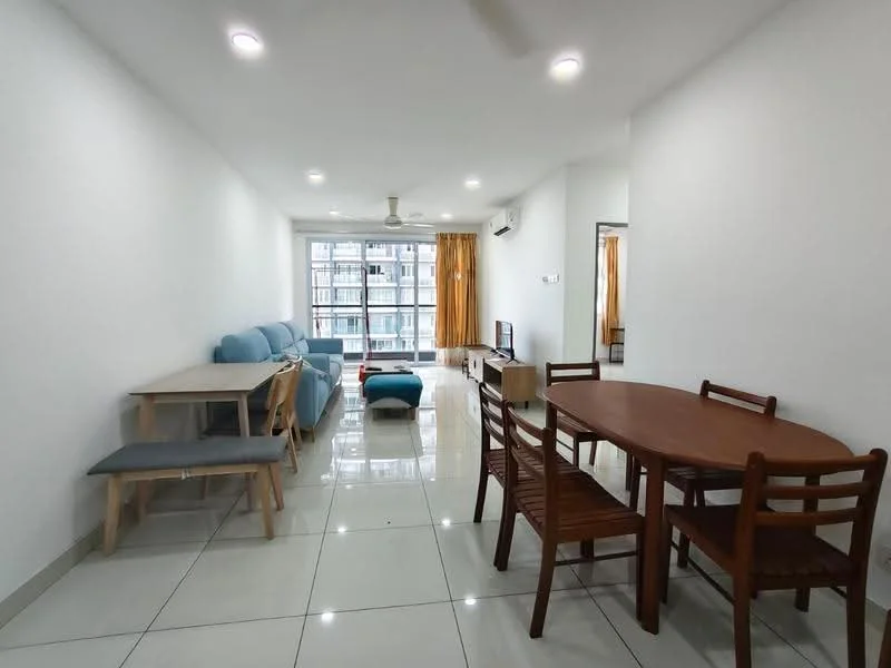 Living features: light grey walls, white tiled flooring, 5-blade ceiling fan with light, sofa in light blue fabric, coffee table, TV console, wall-mounted TV, dining table with 4 chairs, side table, large windows with sheer curtains, natural light from windows, decorative wall clock; style: modern; view: city.