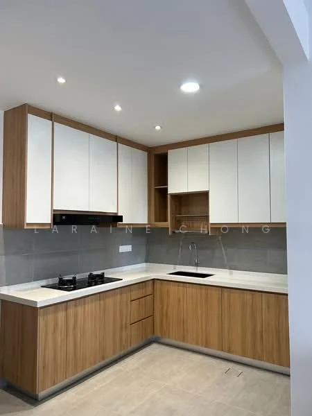 Kitchen features: white upper cabinets, wooden lower cabinets, black built-in gas hob, stainless-steel sink, chrome faucet, white countertop, grey tile backsplash, recessed LED downlights, light grey tile flooring; style: modern.