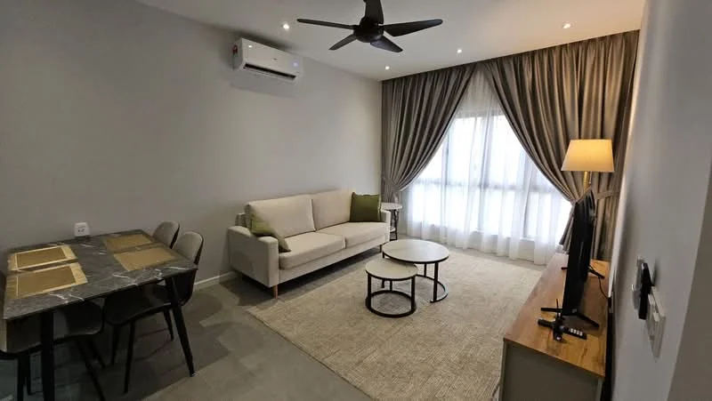 Living features: 3-seater fabric sofa in light beige, coffee table with black metal legs, area rug with neutral color, wall-mounted TV, TV console in wood finish, 5-blade ceiling fan with light, floor-to-ceiling windows with sheer curtains, recessed downlights, decorative lamp on side table; style: modern. Dining features: 4-seater dining table with marble top, 4 dining chairs in grey fabric, wall-mounted air conditioning unit; style: modern.